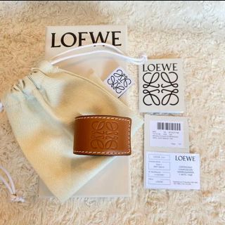 ロエベ(LOEWE)の【新品】LOEWE ロエベ スラップレザーブレスレット スモール タン(ブレスレット/バングル)