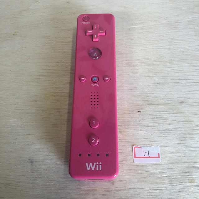 Wii(ウィー)のWiiリモコン　ピンク エンタメ/ホビーのゲームソフト/ゲーム機本体(家庭用ゲーム機本体)の商品写真