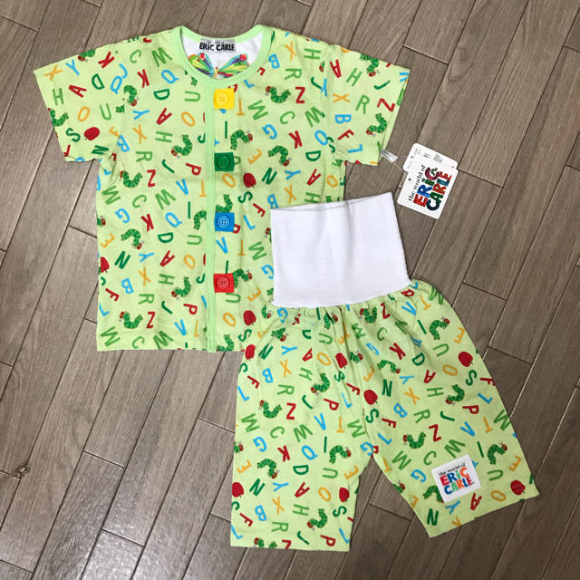 はらぺこあおむし　半袖　パジャマ  95  キッズ/ベビー/マタニティのキッズ服男の子用(90cm~)(パジャマ)の商品写真