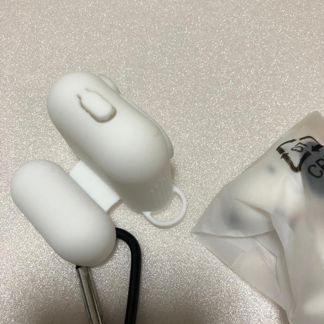 SNOOPY(スヌーピー)のAirPods ケース　カバー　スヌーピー  SNOOPY スマホ/家電/カメラのオーディオ機器(ヘッドフォン/イヤフォン)の商品写真