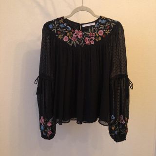 ザラ(ZARA)の【美品/花柄刺繍ブラウス】ZARA カットソー(シャツ/ブラウス(長袖/七分))