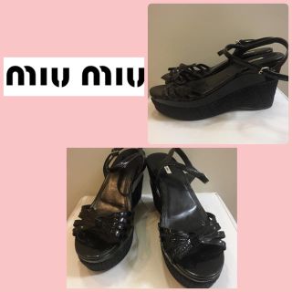 ミュウミュウ(miumiu)のミュウミュウ　ブラックパテント　ウエッジ　サンダル(サンダル)