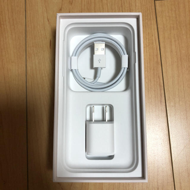 Apple(アップル)のiPhone充電器ケーブル純正品 スマホ/家電/カメラのスマートフォン/携帯電話(バッテリー/充電器)の商品写真