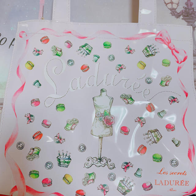 LADUREE(ラデュレ)のLADUREE ♡ パリ限定 ビニールトート レディースのバッグ(ハンドバッグ)の商品写真