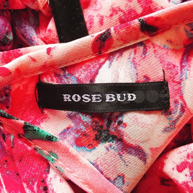 ROSE BUD(ローズバッド)のROSE BUD ピンクの花柄　トップス レディースのトップス(シャツ/ブラウス(半袖/袖なし))の商品写真