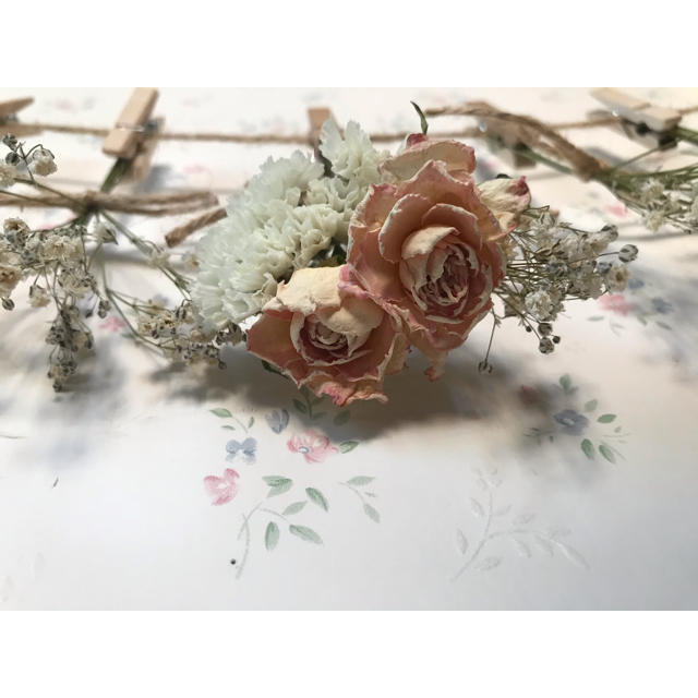 パステルサーモンピンクのバラとかすみ草のホワイトドライフラワーガーランド♡ ハンドメイドのフラワー/ガーデン(ドライフラワー)の商品写真