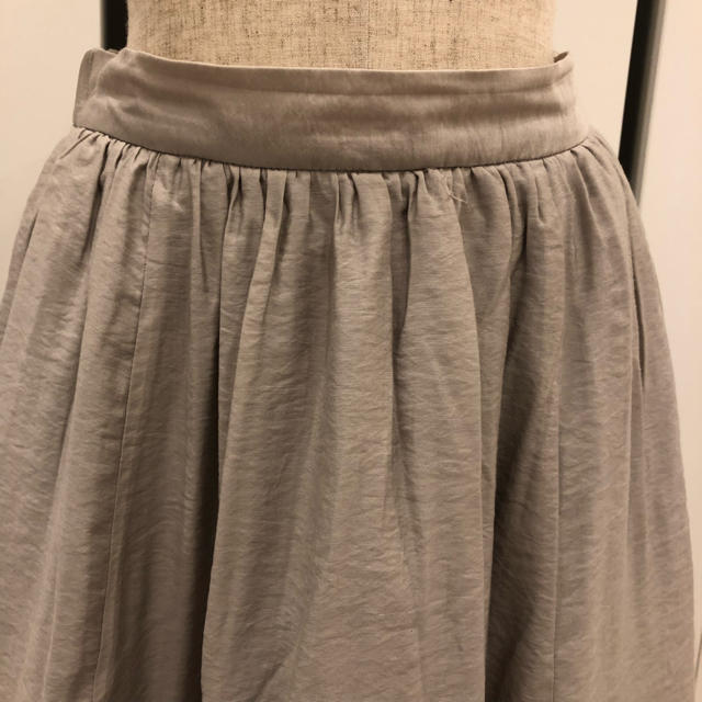 ViS(ヴィス)のViS ヴィス フレアロングスカート サテン グレージュ くすみカラー レディースのスカート(ロングスカート)の商品写真