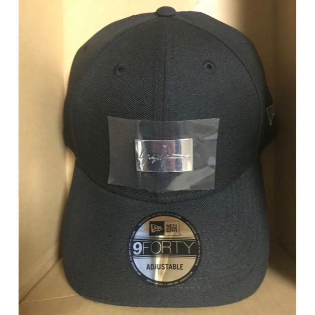 NEW ERA(ニューエラー)の『新品未開封』ヨウジヤマモト ニューエラ コラボ キャップ メタルプレート メンズの帽子(キャップ)の商品写真