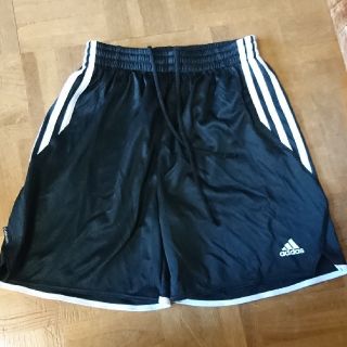 アディダス(adidas)のパンツ(ショートパンツ)