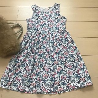 エイチアンドエム(H&M)のららぱ様⭐︎H&M⭐︎蝶々柄カットソーワンピース/146-152(ワンピース)