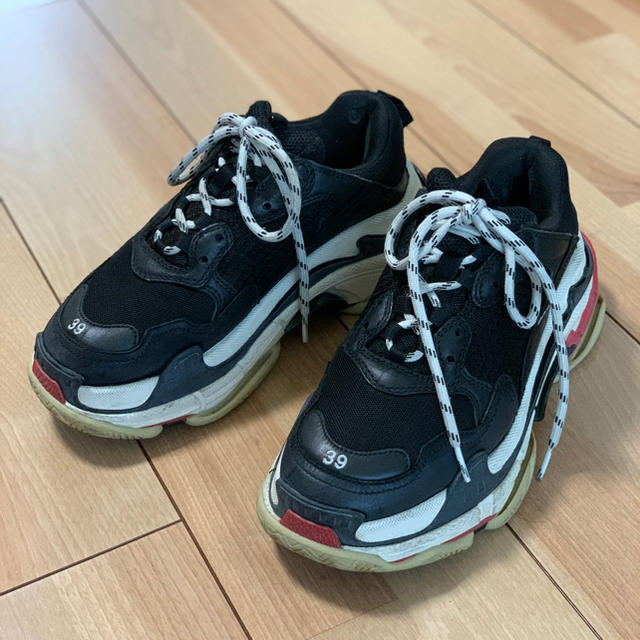 Balenciaga(バレンシアガ)のBALENCIAGA triple s 39 黒　赤 メンズの靴/シューズ(スニーカー)の商品写真