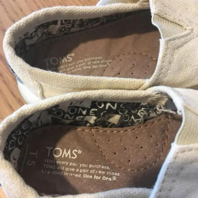 TOMS(トムズ)のTOMS キッズスリッポン   キッズ/ベビー/マタニティのベビー靴/シューズ(~14cm)(スリッポン)の商品写真