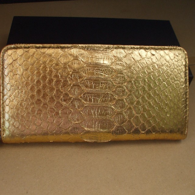 ゴールドの財布で金運アップ‼️ダイヤモンドパイソン ラウンドファスナー長財布