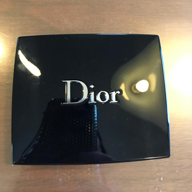 Christian Dior(クリスチャンディオール)のDior サンククルール　アイシャドウ　637 PETALS コスメ/美容のベースメイク/化粧品(アイシャドウ)の商品写真