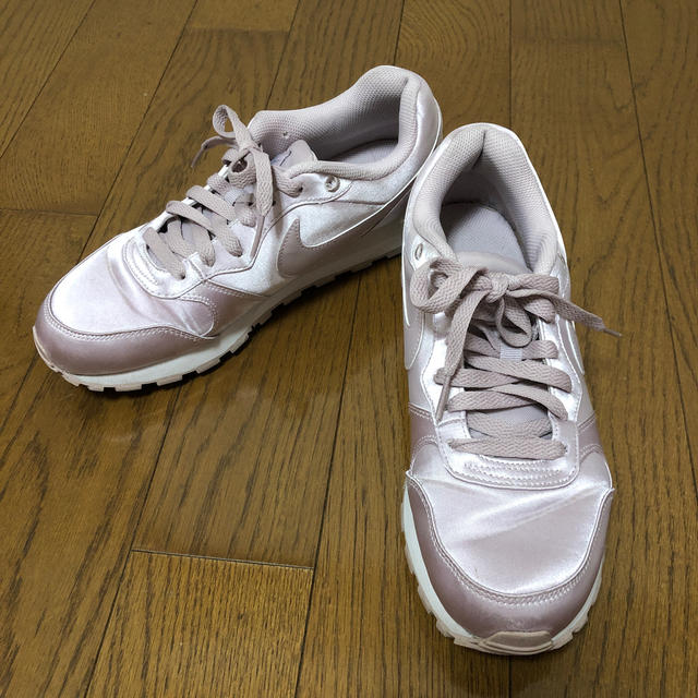 NIKE(ナイキ)のNIKE サテンスニーカー　ピンク レディースの靴/シューズ(スニーカー)の商品写真