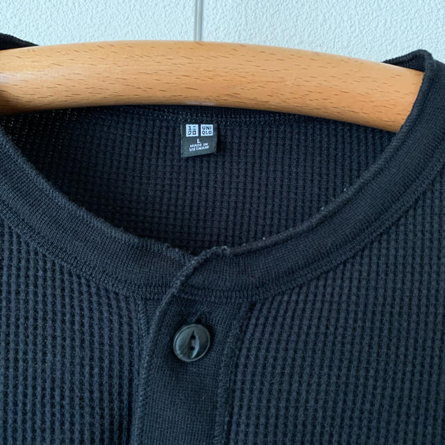 UNIQLO(ユニクロ)のユニクロUNIQLO ワッフルヘンリーネックロンT（L）黒 メンズのトップス(Tシャツ/カットソー(七分/長袖))の商品写真