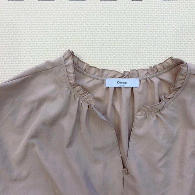 Discoat(ディスコート)の衿フリルチュニックブラウス レディースのトップス(シャツ/ブラウス(半袖/袖なし))の商品写真