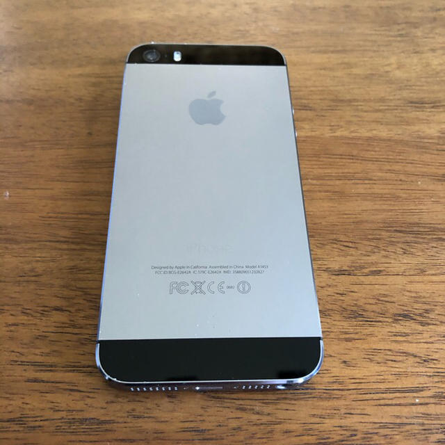 Apple(アップル)のiPhone5s  32GB  au スマホ/家電/カメラのスマートフォン/携帯電話(スマートフォン本体)の商品写真