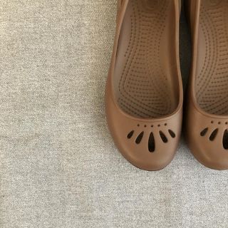 クロックス(crocs)のcrocs フラットシューズ 23cm クロックス レディース サンダル(サンダル)