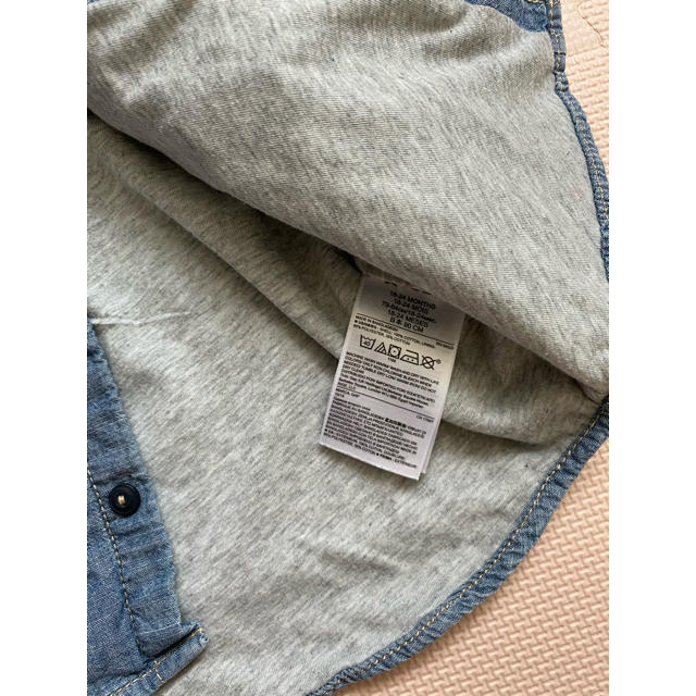 babyGAP(ベビーギャップ)のBaby GAP デニムシャツ　90㎝ キッズ/ベビー/マタニティのキッズ服男の子用(90cm~)(ジャケット/上着)の商品写真