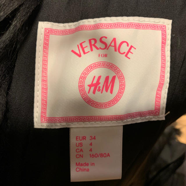 H&M(エイチアンドエム)のH &M× VERSACE レア　ファーベスト レディースのトップス(ベスト/ジレ)の商品写真