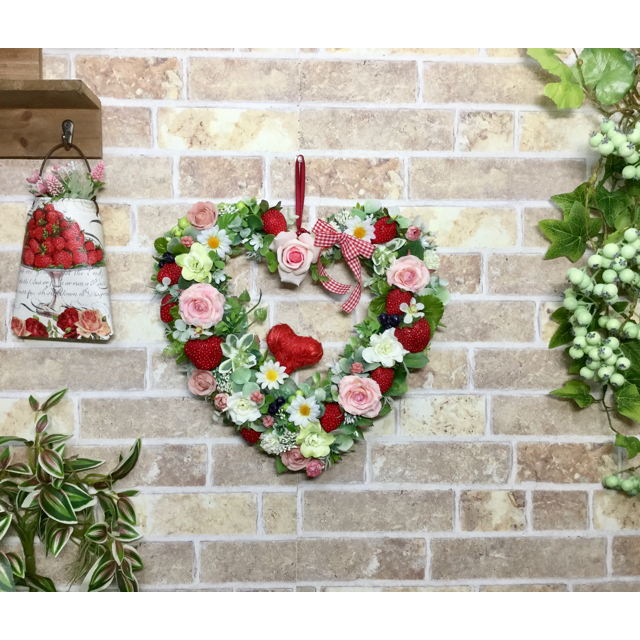 アーティフィシャルフラワー淡いピンクローズとストロベリーハート型ナチュラルリース ハンドメイドのフラワー/ガーデン(リース)の商品写真