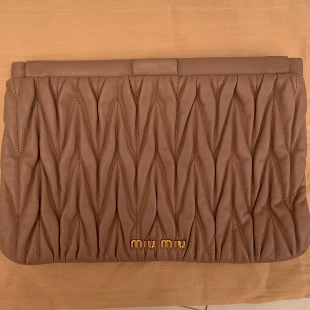 レディースmiumiu マテラッセ　クラッチバック　カメオ