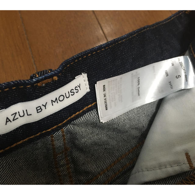 AZUL by moussy(アズールバイマウジー)のアズールバイマウジー　フロントスリット ミディデニムスカート　S レディースのスカート(ひざ丈スカート)の商品写真