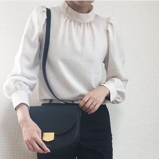 ザラ(ZARA)の★新品 GU ジーユー 美シルエット ハイネックブラウス ホワイト 石原さとみ(シャツ/ブラウス(長袖/七分))