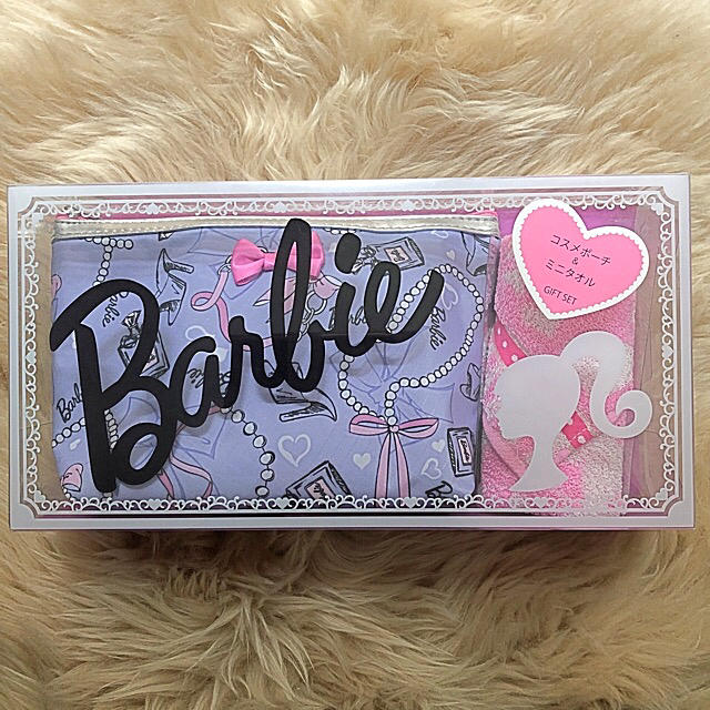 Barbie(バービー)の専用 未開封 barbie バービー コスメポーチ&ミニタオル GIFT SET レディースのファッション小物(ポーチ)の商品写真