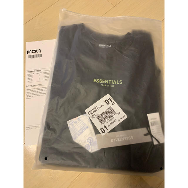 FEAR OF GOD(フィアオブゴッド)のfear of god  essentials Tシャツ　黒　L ブラック メンズのトップス(Tシャツ/カットソー(半袖/袖なし))の商品写真