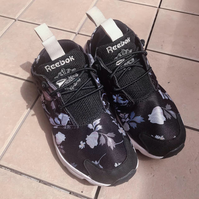 Reebok(リーボック)の最終値下げ　Reebok リーボック　花柄スニーカー　日本未発売 レディースの靴/シューズ(スニーカー)の商品写真