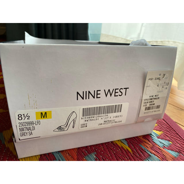 NINE WEST(ナインウエスト)の【新品未使用】NINE WEST シルバーグレーのパンプス（25.5cm） レディースの靴/シューズ(ハイヒール/パンプス)の商品写真