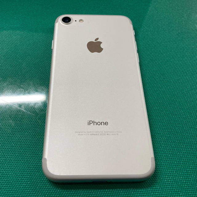 Apple(アップル)のiPhone7 128GB シルバー docomo SIMロック解除済 スマホ/家電/カメラのスマートフォン/携帯電話(スマートフォン本体)の商品写真