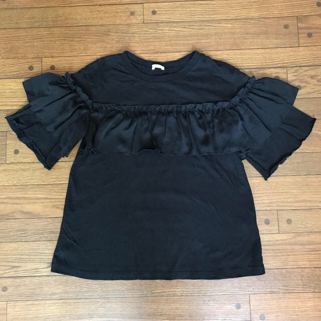 GU(ジーユー)のGUフリルTシャツ140㎝ブラック黒 キッズ/ベビー/マタニティのキッズ服女の子用(90cm~)(Tシャツ/カットソー)の商品写真