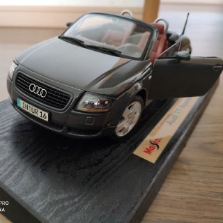 アウディ(AUDI)のAudi TT Roadster 1/18 ミニカー Maisto セット割引有(ミニカー)