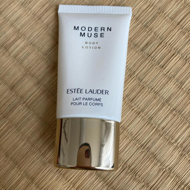 Estee Lauder(エスティローダー)のエスティーローダー　モダンミューズ　30ml  コスメ/美容のボディケア(ボディローション/ミルク)の商品写真