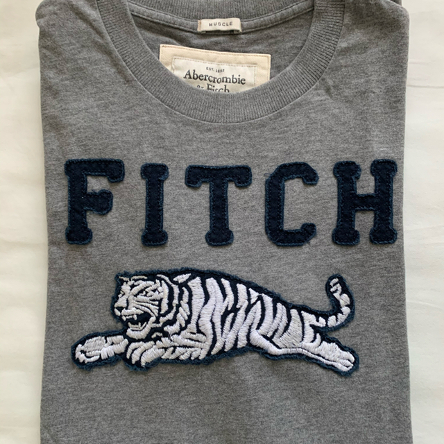 Abercrombie&Fitch(アバクロンビーアンドフィッチ)のアバクロ メンズ ヘンリーネック Tシャツ メンズのトップス(Tシャツ/カットソー(半袖/袖なし))の商品写真