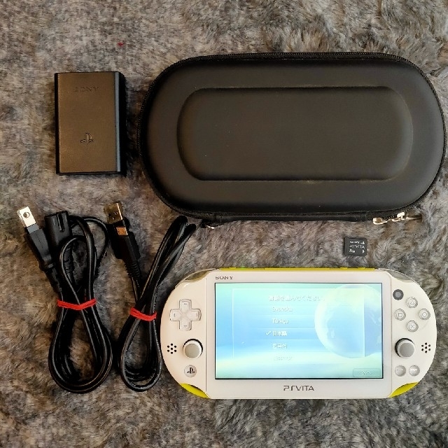 PlayStation Vita(プレイステーションヴィータ)のPlayStation Vita PCH-2000 ライムグリーン/ホワイト エンタメ/ホビーのゲームソフト/ゲーム機本体(携帯用ゲーム機本体)の商品写真