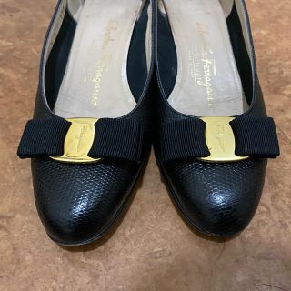 サルヴァトーレフェラガモ(Salvatore Ferragamo)の【美品】フェラガモパンプス・黒（23〜23.5cm）(ハイヒール/パンプス)