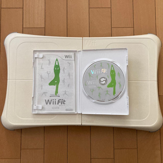 ウィー(Wii)のWiiフィット　Wiiバランスボード　セット(家庭用ゲームソフト)