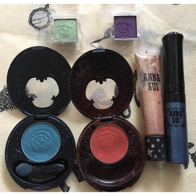 ANNA SUI(アナスイ)のお値下げ！アナスイ 化粧品色々 中古 マニュキア、アイシャドウ、口紅他 コスメ/美容のキット/セット(サンプル/トライアルキット)の商品写真