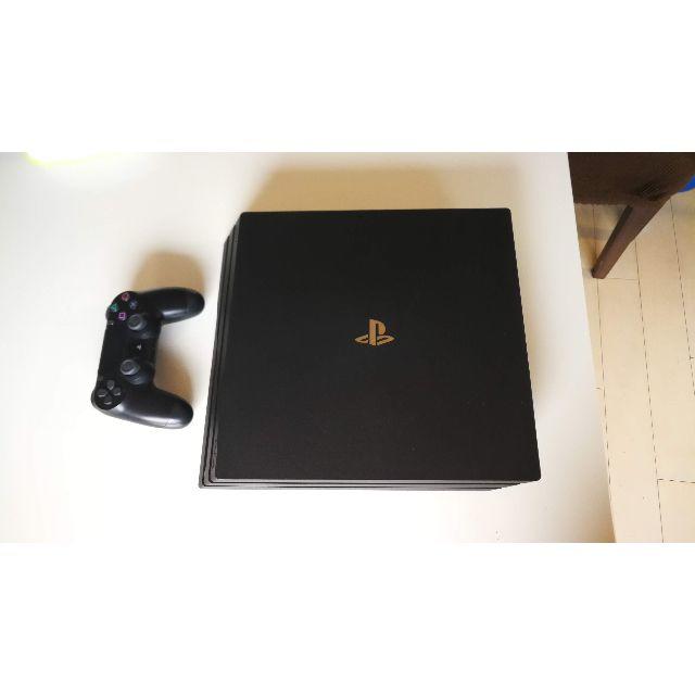 SONY(ソニー)の【高速SSHD ２TB】PS４ PRO 美品 おまけ２点付き エンタメ/ホビーのゲームソフト/ゲーム機本体(家庭用ゲーム機本体)の商品写真