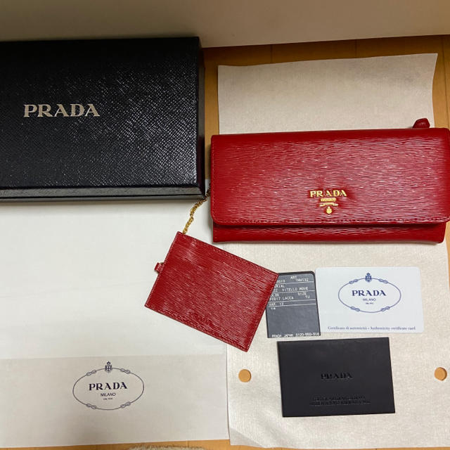 PRADA(プラダ)のプラダ　新品未使用　長財布　PRADA 赤 レディースのファッション小物(財布)の商品写真