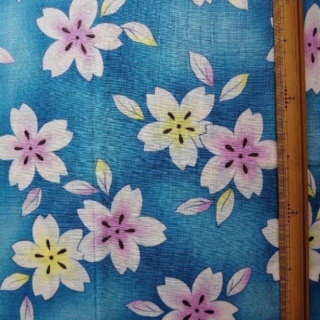 むら糸桜柄　ブルー　綿100%　日本製 ハンドメイドの素材/材料(生地/糸)の商品写真