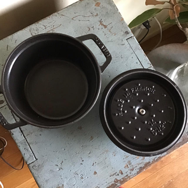 STAUB(ストウブ)の黒丸ママさま専用＊　STAUB ストウブ　14㎝　ブラック　鋳物 インテリア/住まい/日用品のキッチン/食器(鍋/フライパン)の商品写真