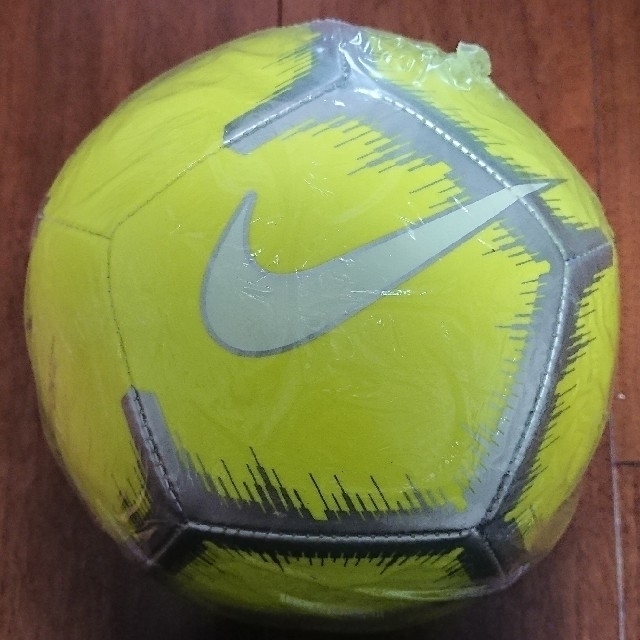 NIKE(ナイキ)の■最終価格♪(´∀`)Y■NIKE■サッカーボール■蛍光イエロー■ スポーツ/アウトドアのサッカー/フットサル(ボール)の商品写真