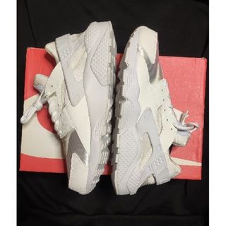 ナイキ(NIKE)の最終値下げしました！NIKE WMNS HUARACHE(スニーカー)