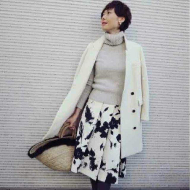 ZARA(ザラ)のZARA モノトーン 花柄スカート XS 田丸麻紀 レディースのスカート(ひざ丈スカート)の商品写真