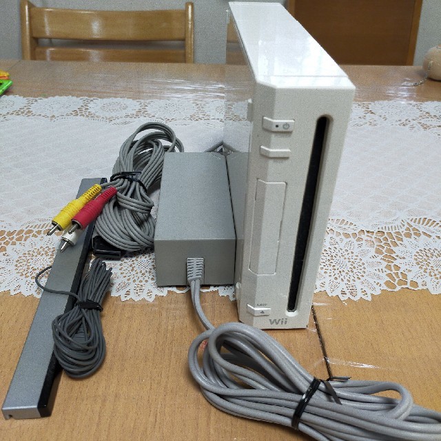 Wii(ウィー)のwii本体 エンタメ/ホビーのゲームソフト/ゲーム機本体(家庭用ゲーム機本体)の商品写真